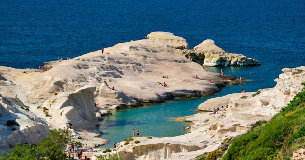Τσουνάμι «επενδυτικών διευκολύνσεων» χτυπά τα νησιά του Αιγαίου